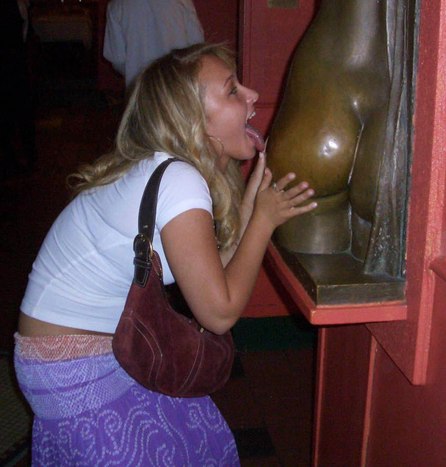 Hayden Panettiere Licks Statue 