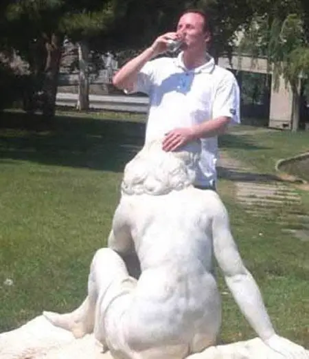 Statue Molester